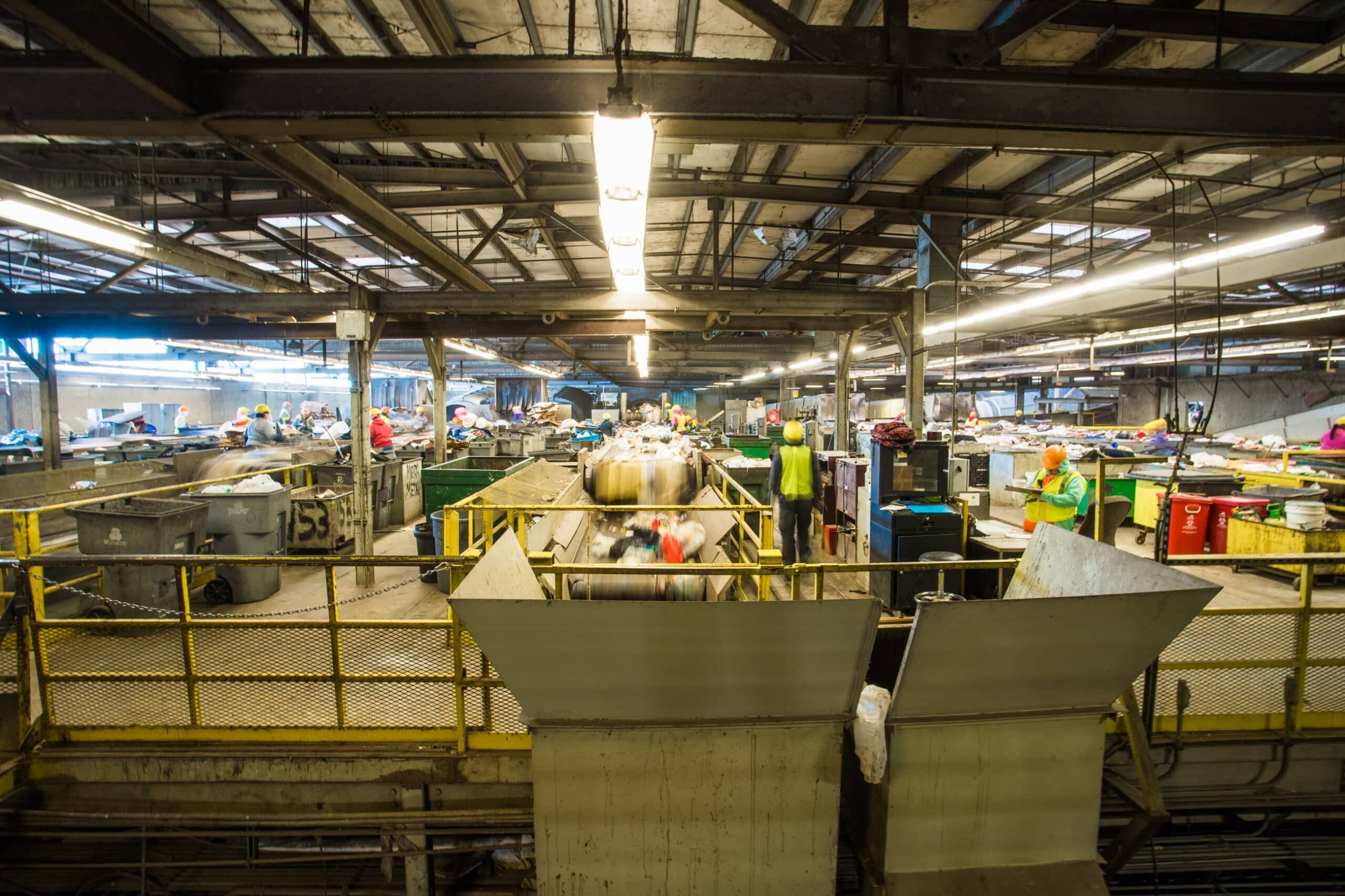 整然とした倉庫やリサイクル現場